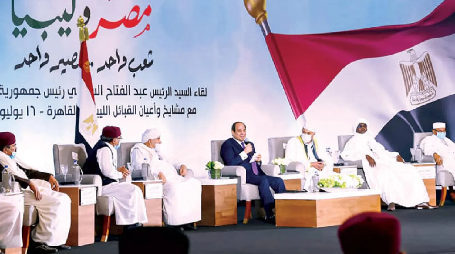 السيسي لدى لقائه شيوخ القبائل الليبية في القاهرة أمس (ا.ف.ب)