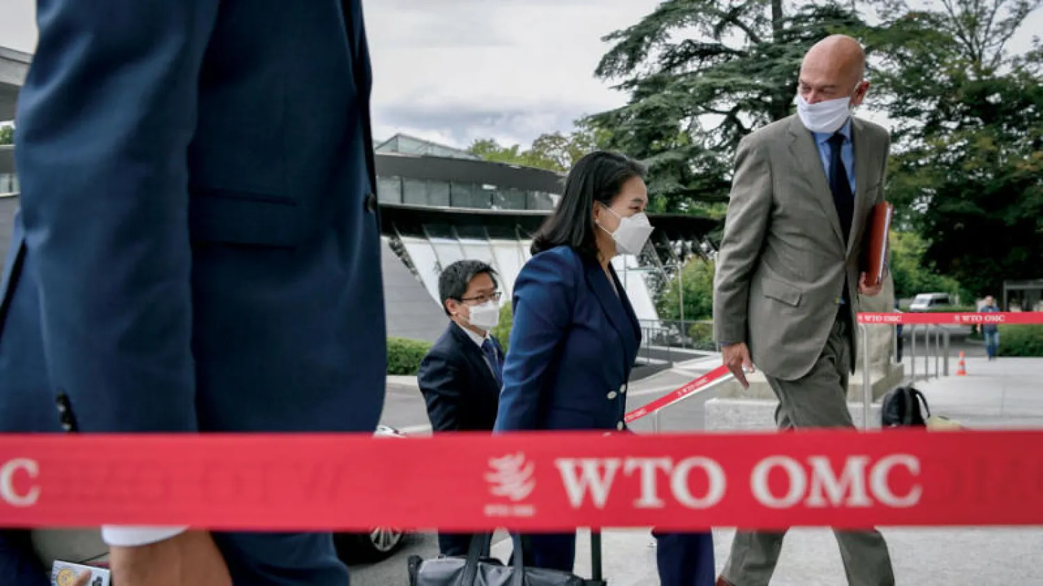 مرشحة كوريا الجنوبية لدى توجهها أمس إلى مقر منظمة التجارة العالمية (أ.ف.ب)