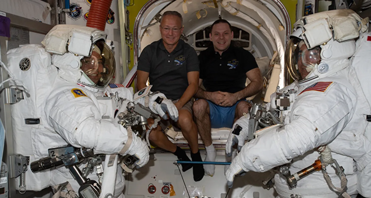 NASA'ya bağlı astronotlardan uzay yürüyüşü