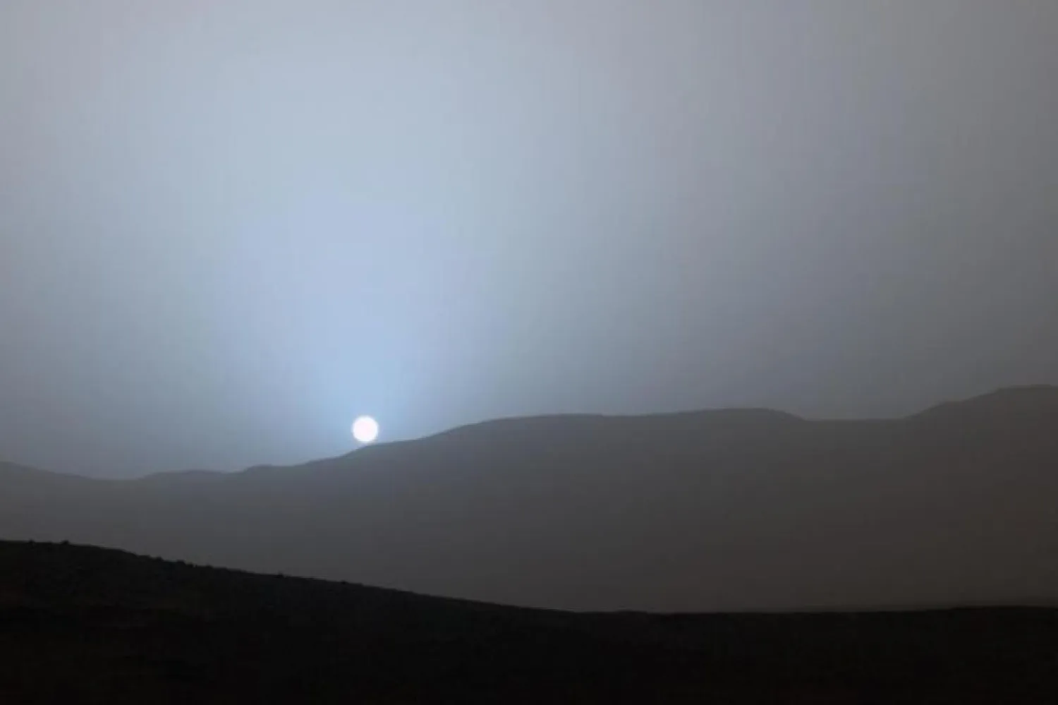 NASA’nın Spirit Mars yer aracının görüntülediği bu nefes kesici panoramik manzarada Güneş batıyor (NASA/JPL-Caltech/MSSS)
