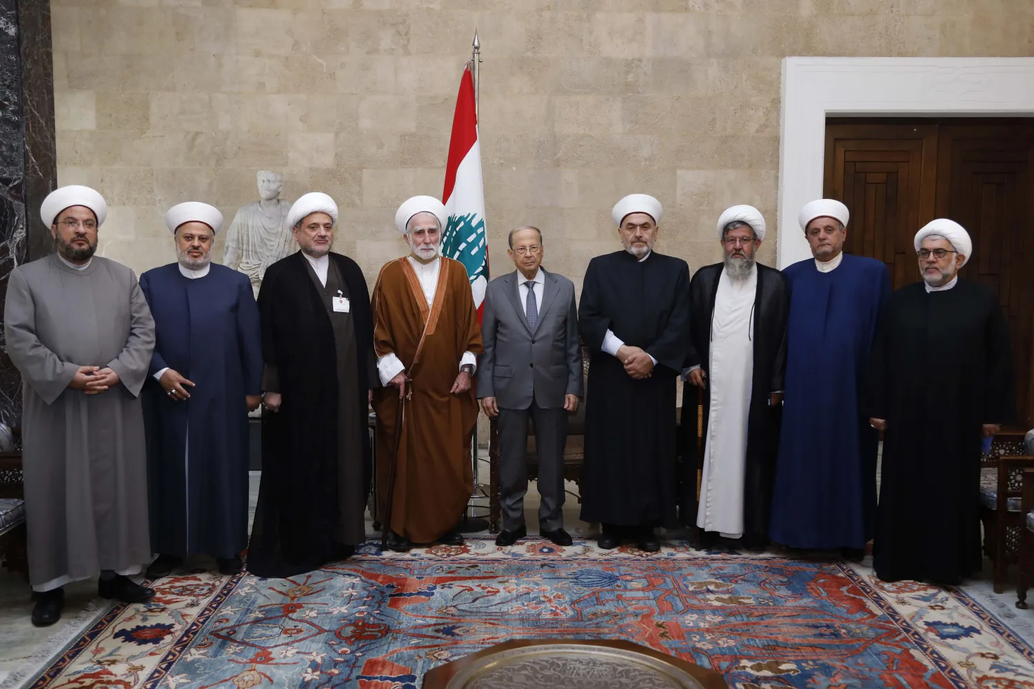 الرئيس اللبناني خلال لقائه بمجموعة من العلماء المسلمين في لبنان (د.ب.أ)