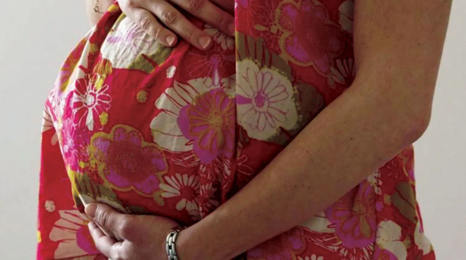 دراسة أظهرت أن المشيمة تنتج كميات ضعيفة من مستقبلات «كورونا»... (رويترز)