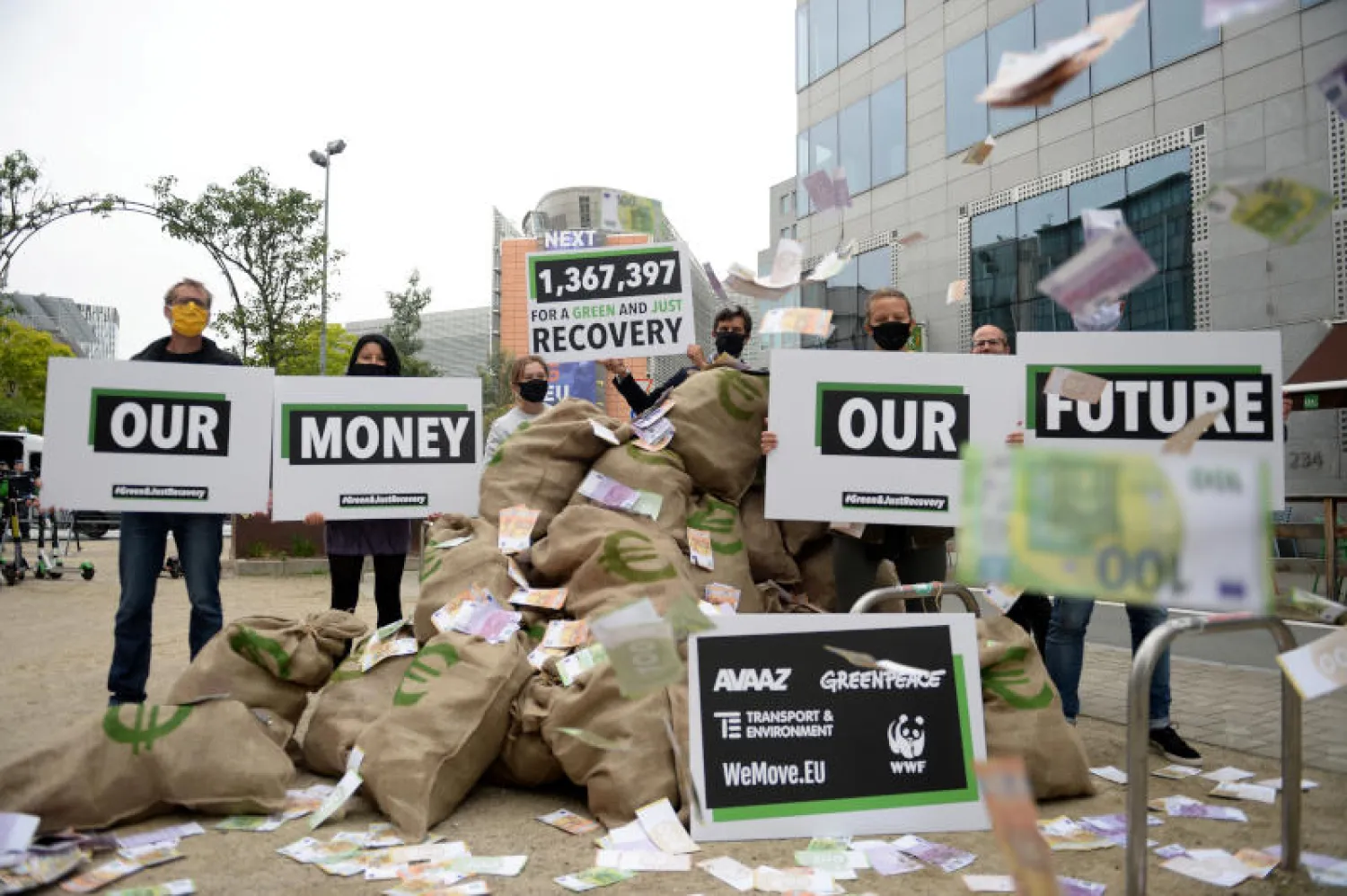 ناشطون بيئيون يعترضون على خطط الاتحاد الأوروبي خارج مقر القمة في بروكسل (رويترز)