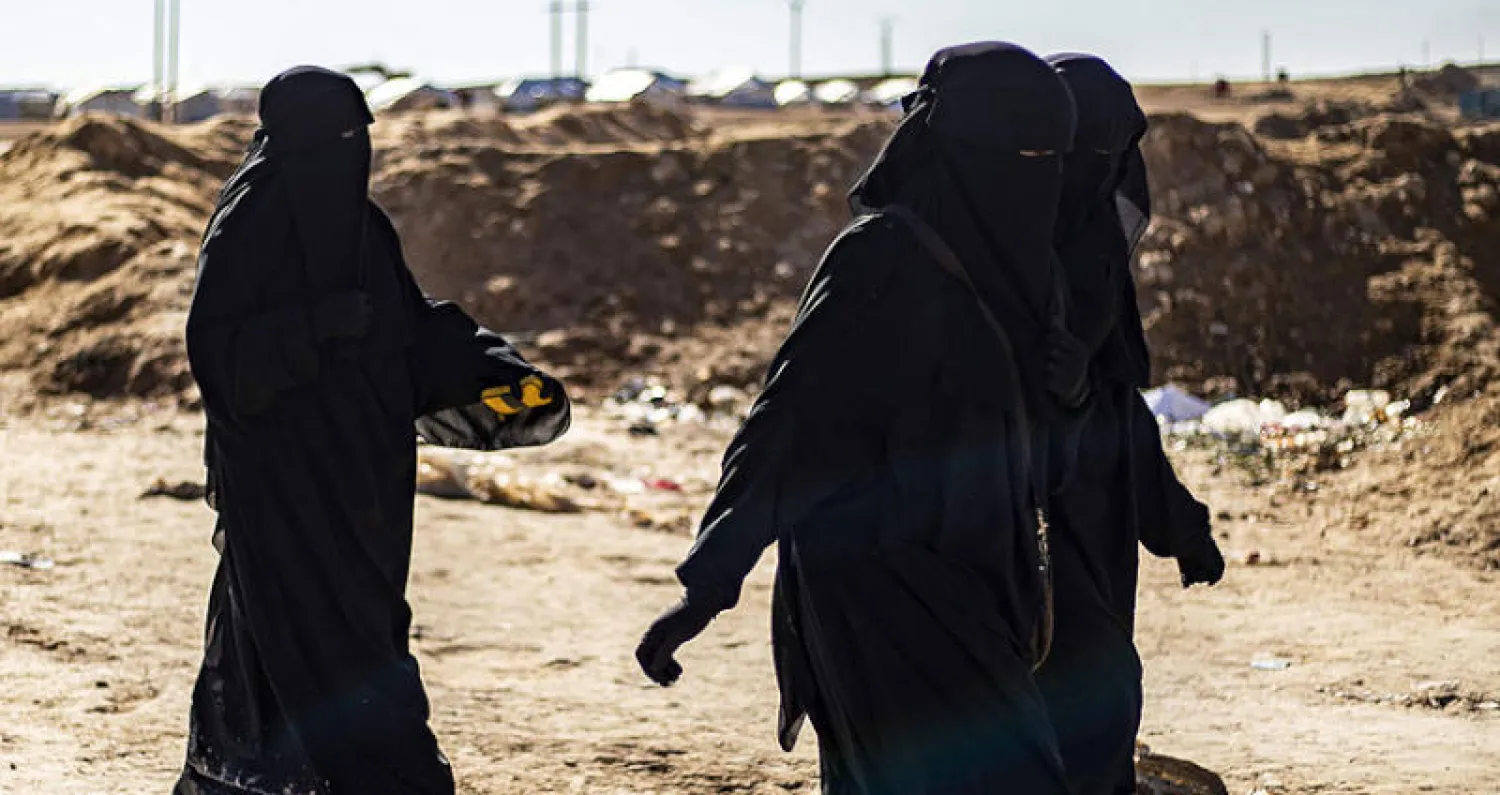 عناصر من «داعش «في مخيم الهول بالحسكة شمال شرقي سوريا (أ.ف.ب)