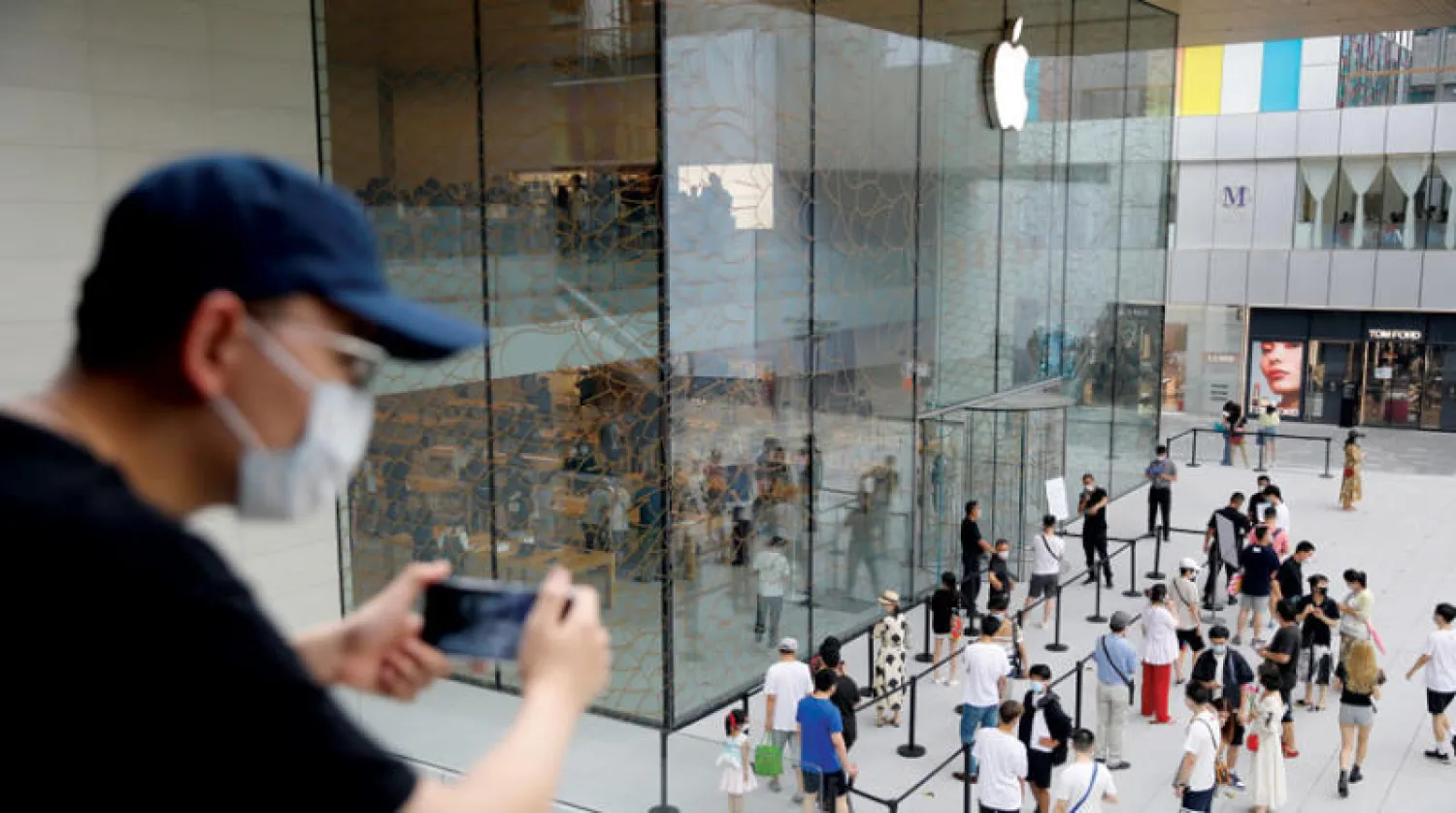 افتتحت «أبل» أمس أكبر متاجرها في الصين وسط إقبال بالغ (إ.ب.أ)