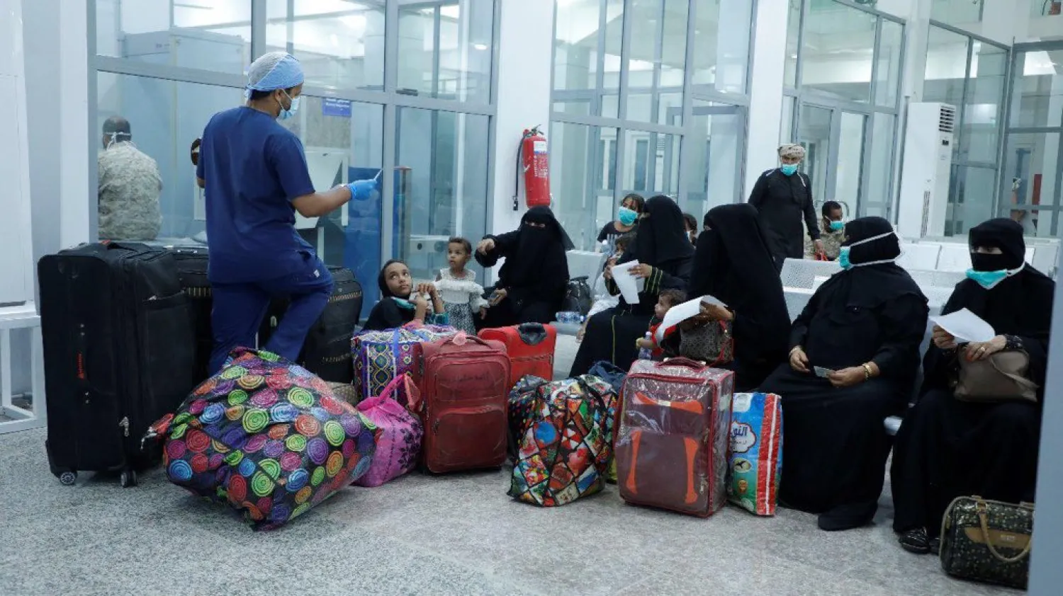 Hundreds of Yemenis are transported from Ghayda to Socotra island on board a Saudi plane.