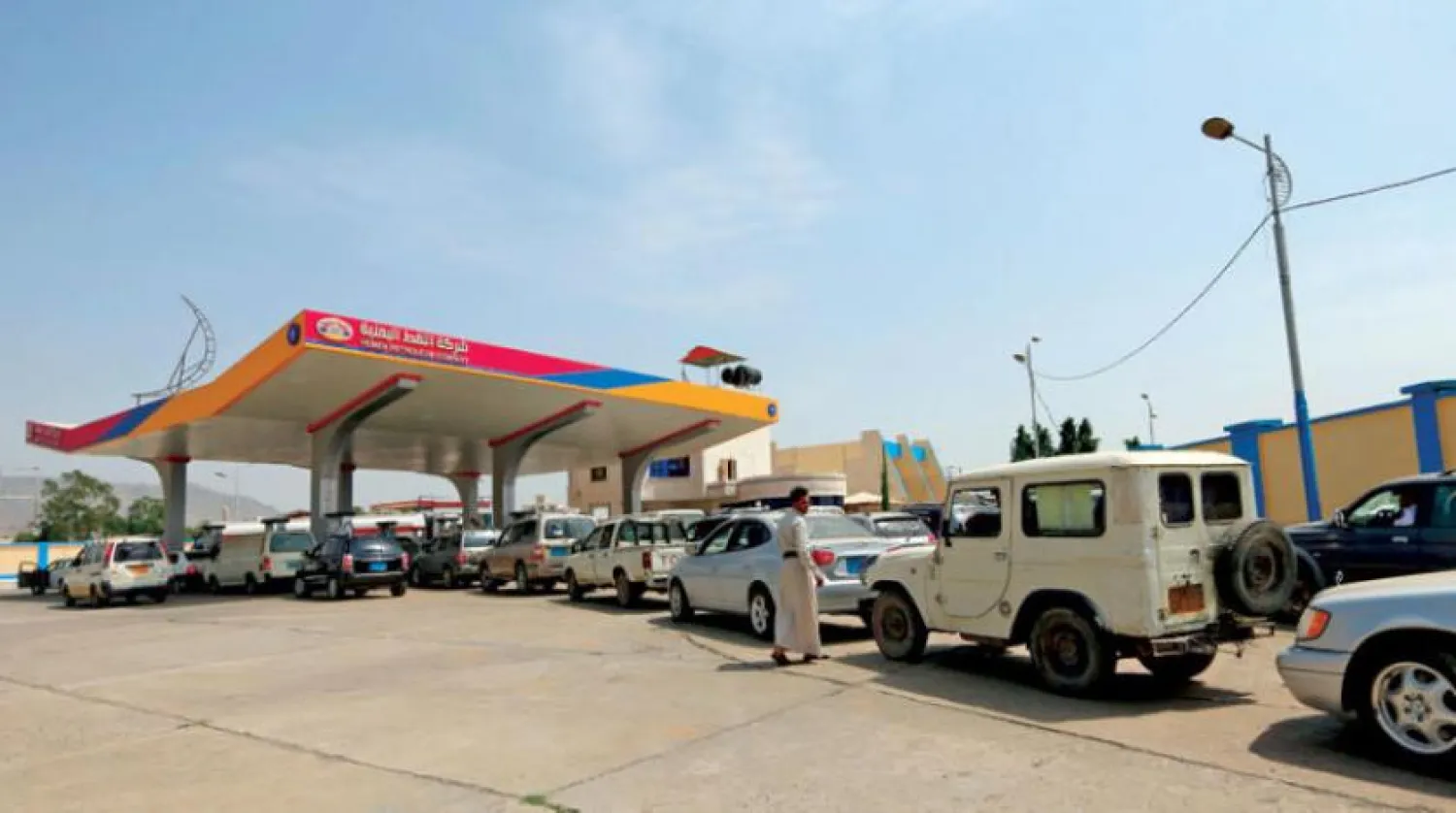 Sana’daki petrol ofisi trafiği (AFP)