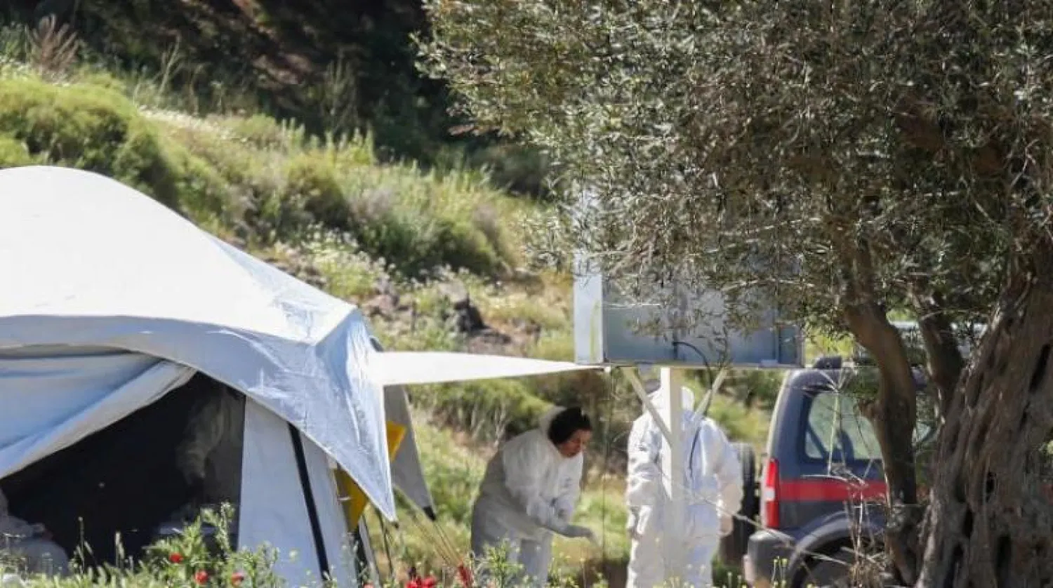 عاملون صحيون يونانيون في مركز لاختبارات «كوفيد - 19» في مخيم اللاجئين بجزيرة ليسبوس (أرشيفية - رويترز)