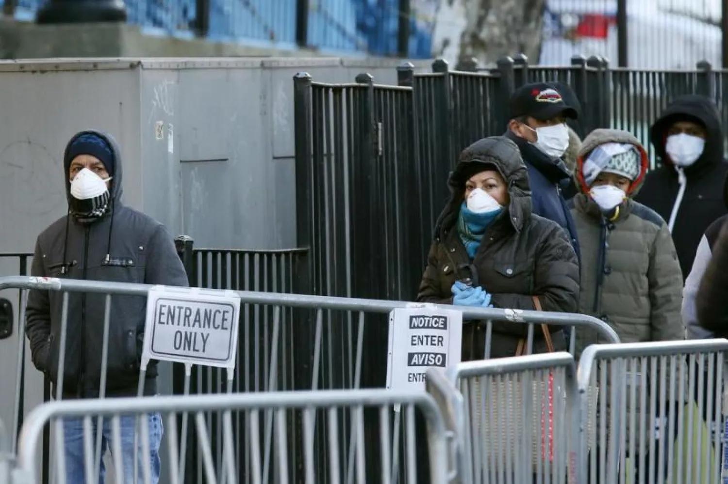 أشخاص ينتظرون دورهم للخضوع لاختبار كشف فيروس كورونا في مدينة نيويورك (أرشيفية-رويترز)