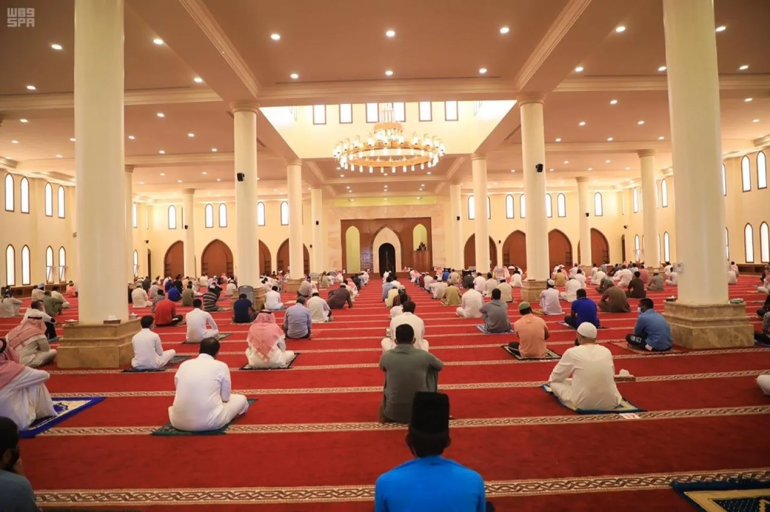 Social distancing is observed at a mosque in Saudi Arabia. (SPA)