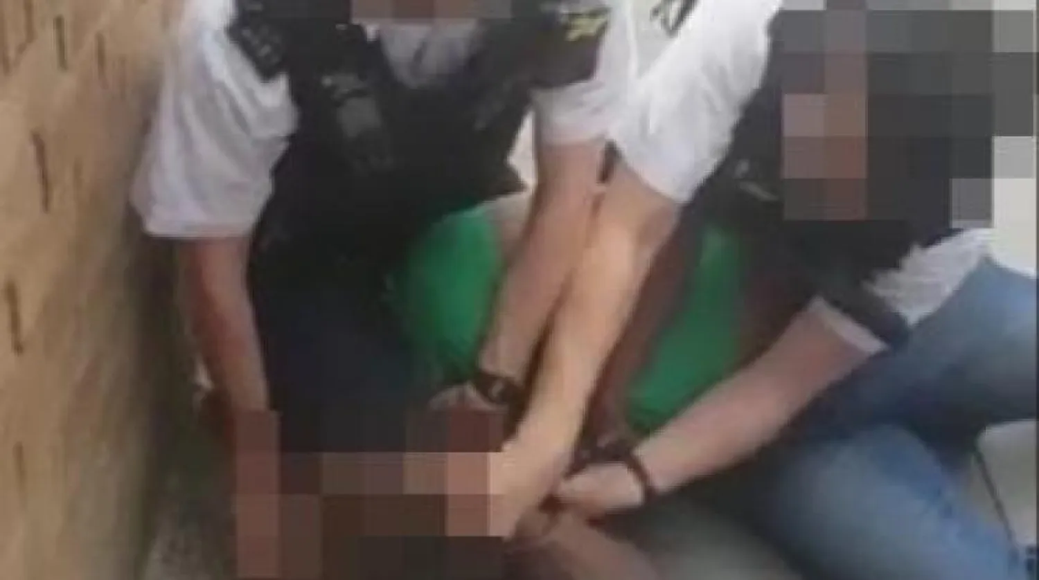 İngiliz polis memurlarından biri şüphelinin boynuna bastırıyor... Video görüntüsü (The Sun)
