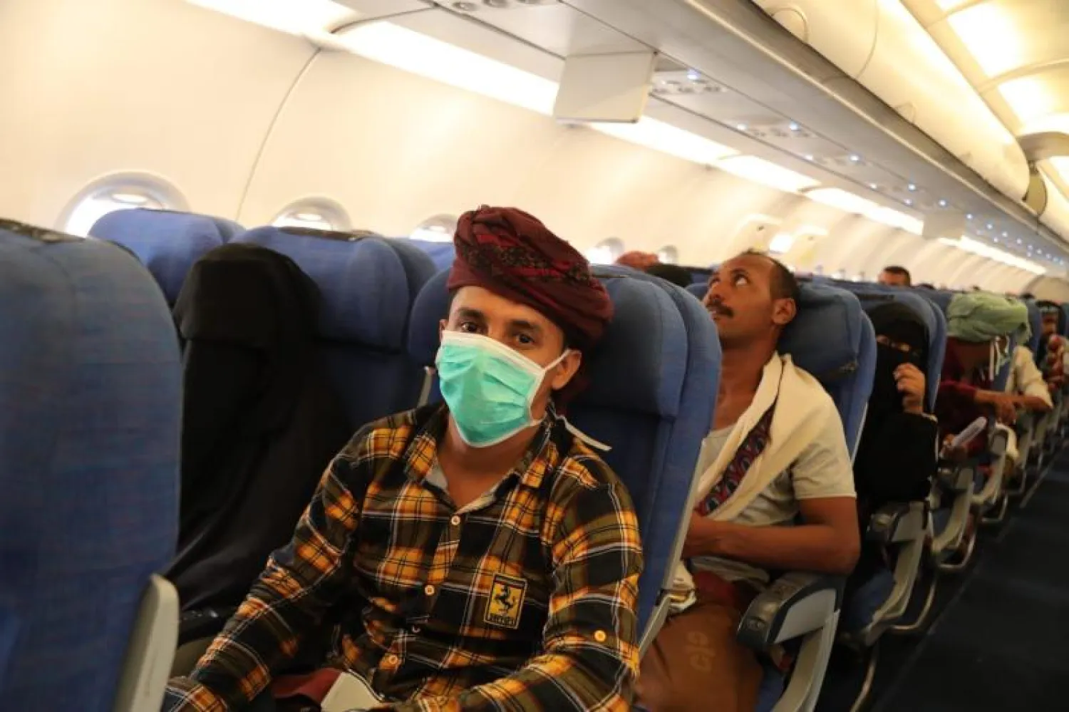 يمنيون أثناء رحلتهم من المهرة إلى أرخبيل سقطرى  (الشرق الأوسط)