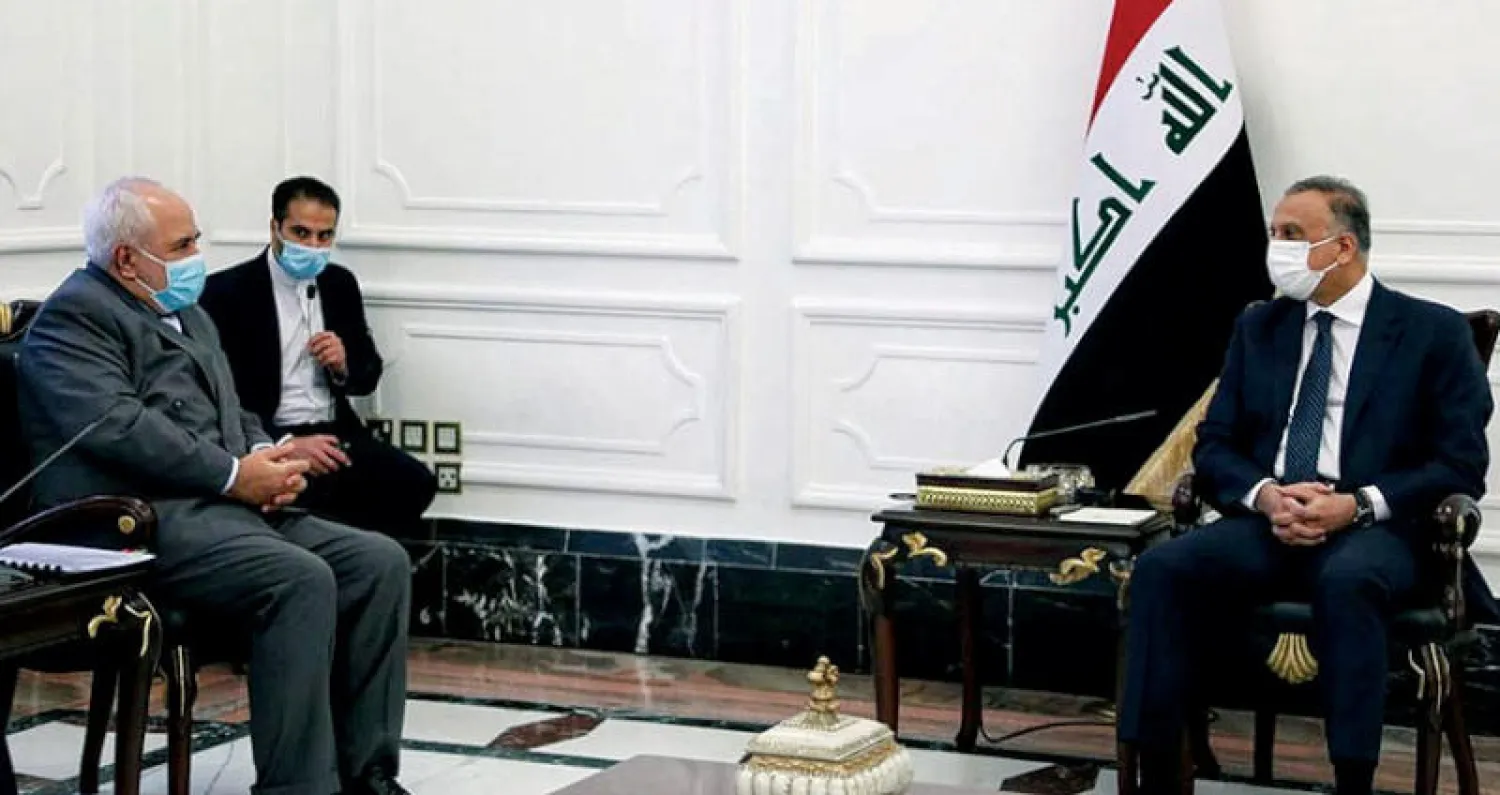 الكاظمي مستقبلاً جواد ظريف في بغداد أمس (رويترز)