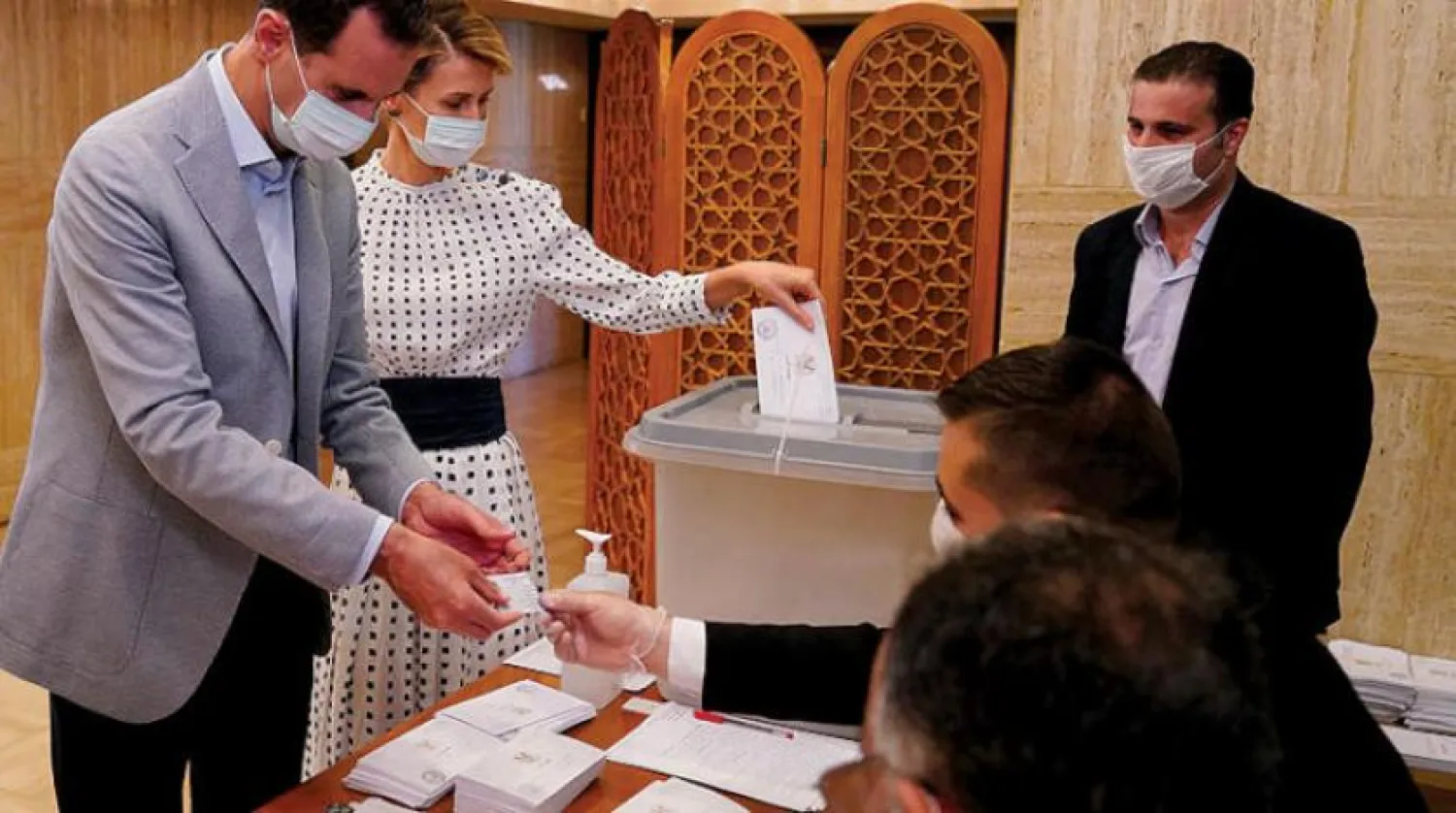 Beşşar Esed ve eşi Esma, Şam’daki bir seçim merkezinde oy kullanıyor (AP)