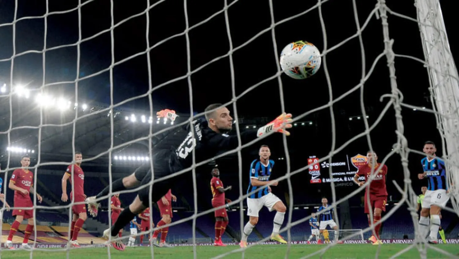 حارس روما يفشل بصد تسديدة دي فراي لاعب الإنتر في لقاء انتهى بالتعادل 2 - 2 (رويترز)