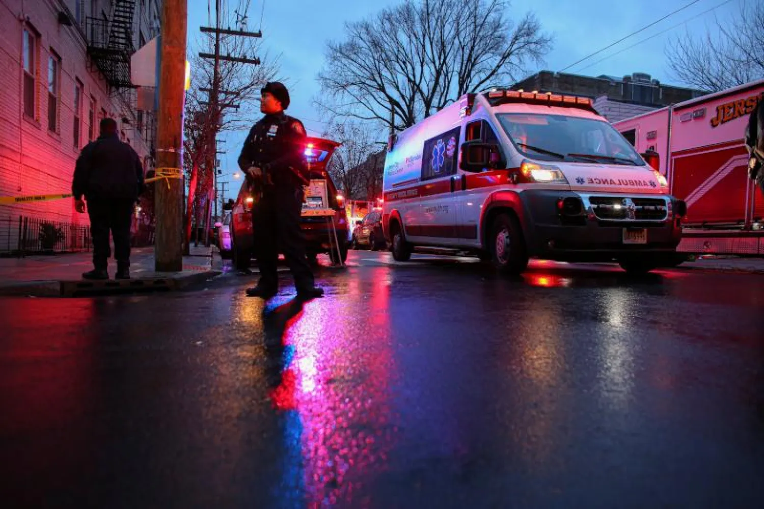 ضباط شرطة أميركيون بالقرب من موقع الحادث (أ.ف.ب)