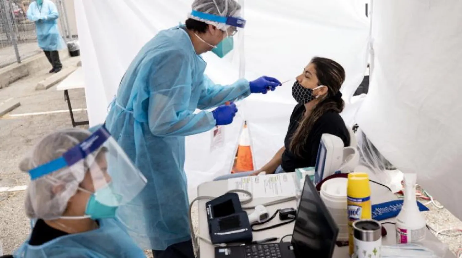 Los Angeles’ta test edilen bir kadın (EPA)