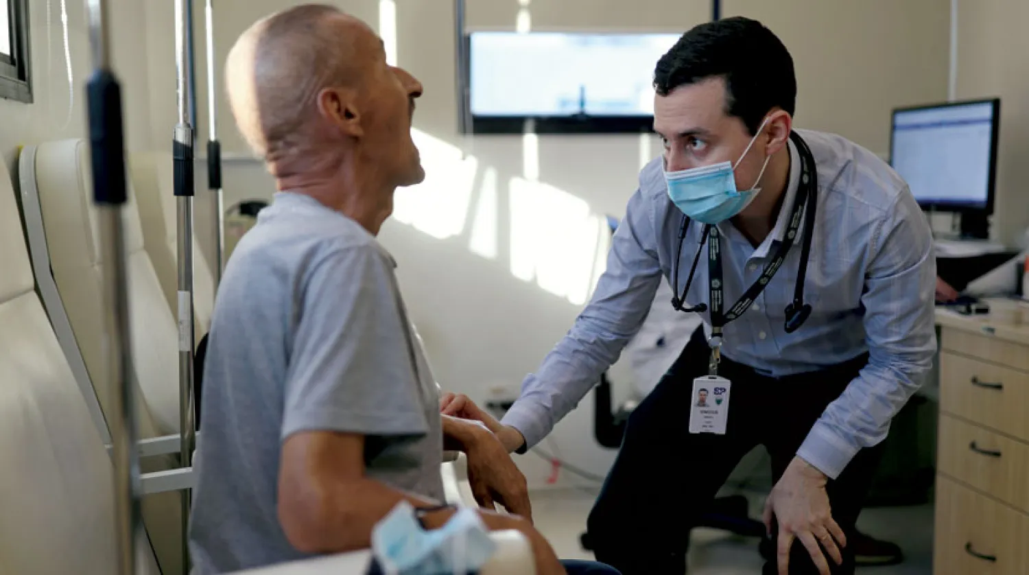 باحث من أكسفورد مع متطوع برازيلي لتجربة لقاح ضد «كورونا» (رويترز)