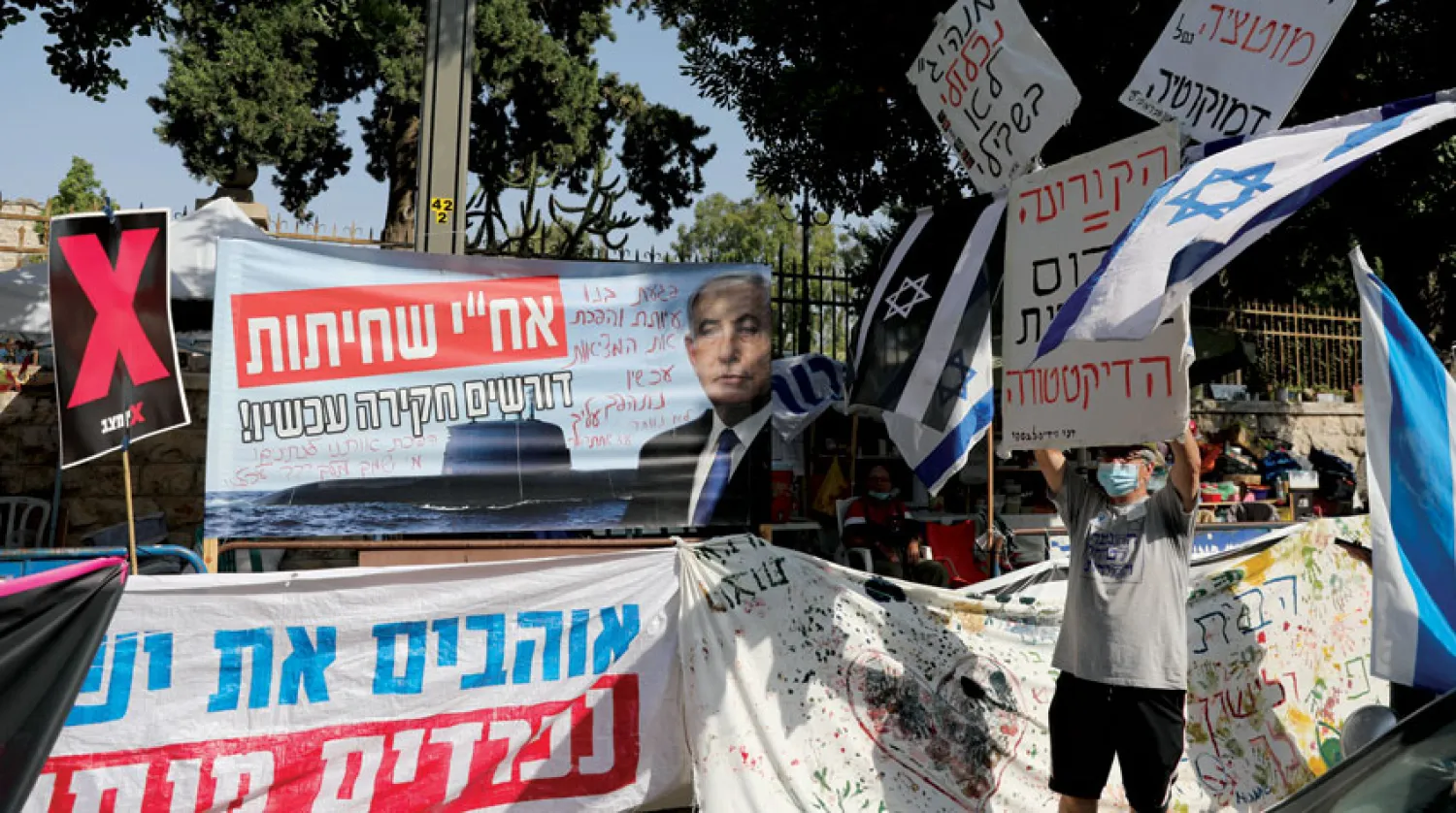 احتجاجات أمام مقر إقامة نتنياهو في القدس الغربية أمس (إ.ب.أ)