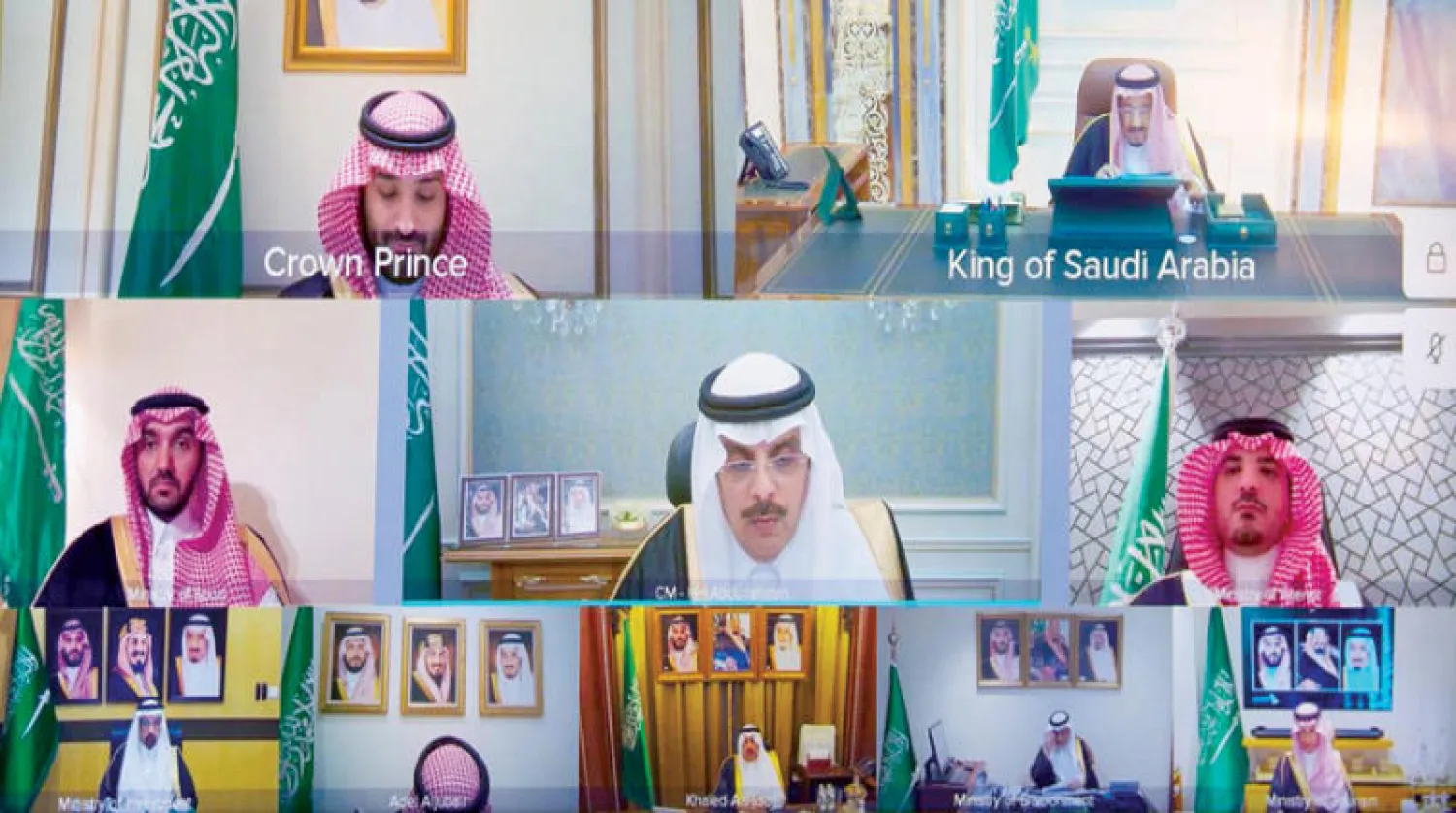 خادم الحرمين الشريفين خلال رئاسته جلسة المجلس أمس ويبدو الأمير محمد بن سلمان ولي العهد (واس)