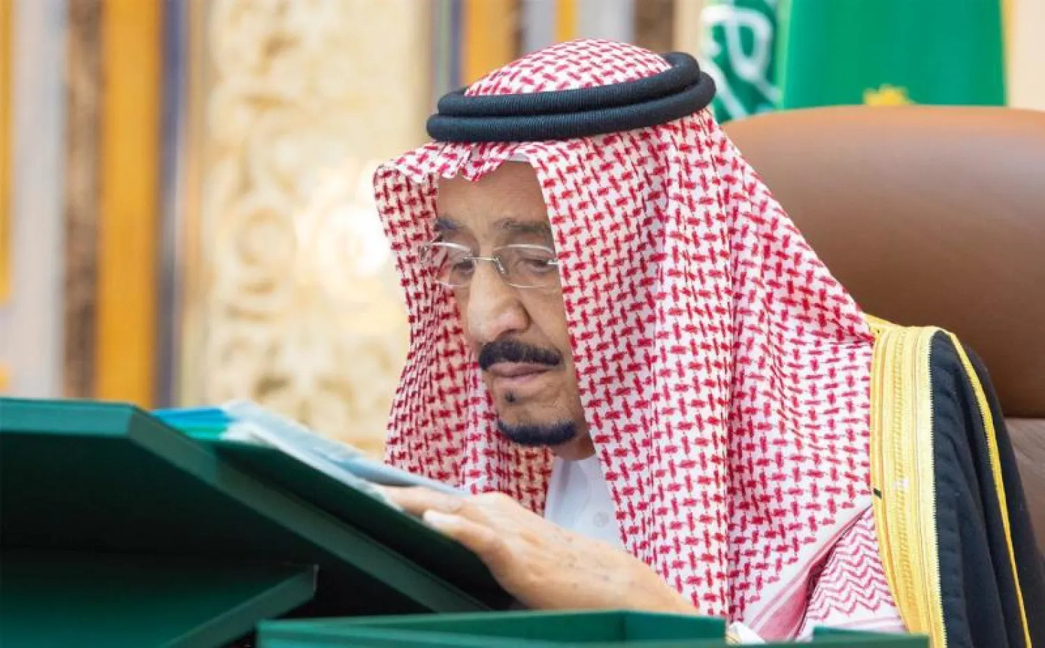 خادم الحرمين الشريفين مترئساً جلسة مجلس الوزراء عبر الاتصال المرئي من مقره في مستشفى الملك فيصل التخصصي بالرياض (واس)