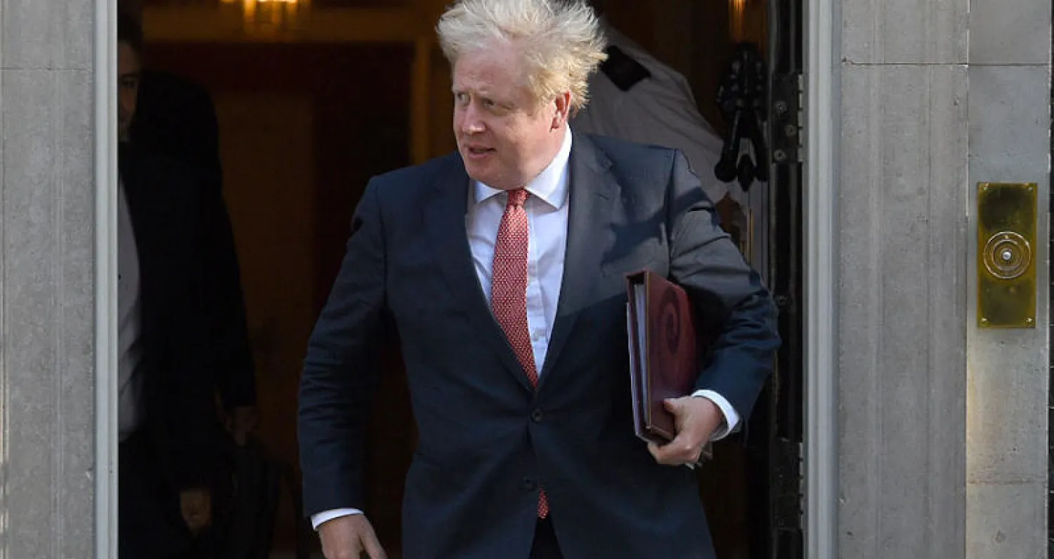 رئيس الوزراء البريطاني بوريس جونسون قبل اجتماع للحكومة في لندن أمس (د.ب.أ)