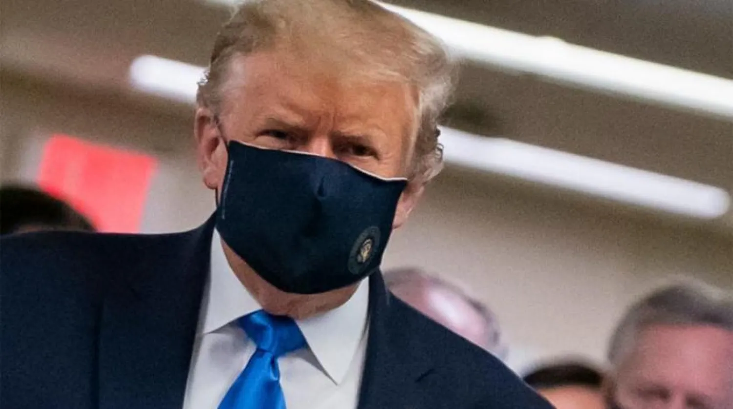ABD Başkanı Donald Trump’ın maske taktığı bir kare. (AFP)