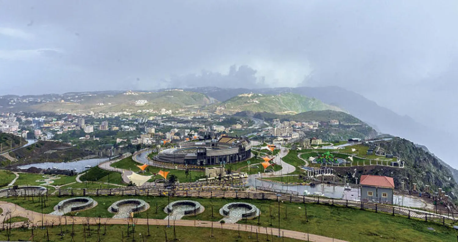 السياحة من أبرز القطاعات المحفزة للتعافي الاقتصادي في السعودية...  والصورة مشهد لإحدى مناطق جذب المصطافين غرب المملكة (الشرق الأوسط)