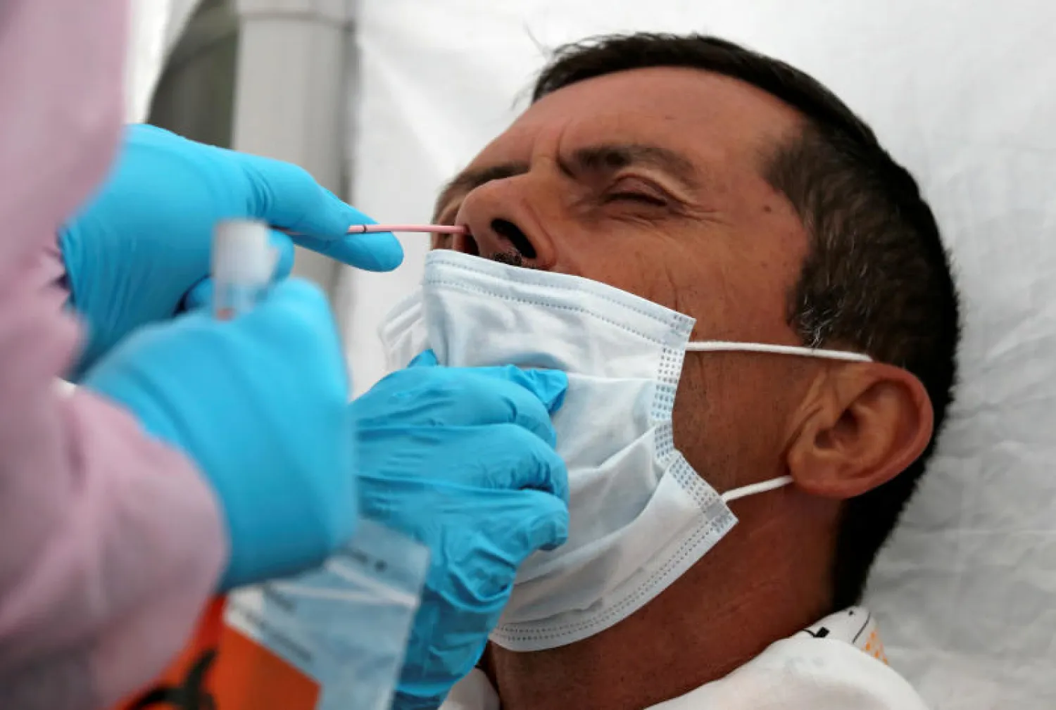 رجل يخضع لفحص الكشف عن فيروس كورونا في ولاية كاليفورنيا الأميركية (رويترز)