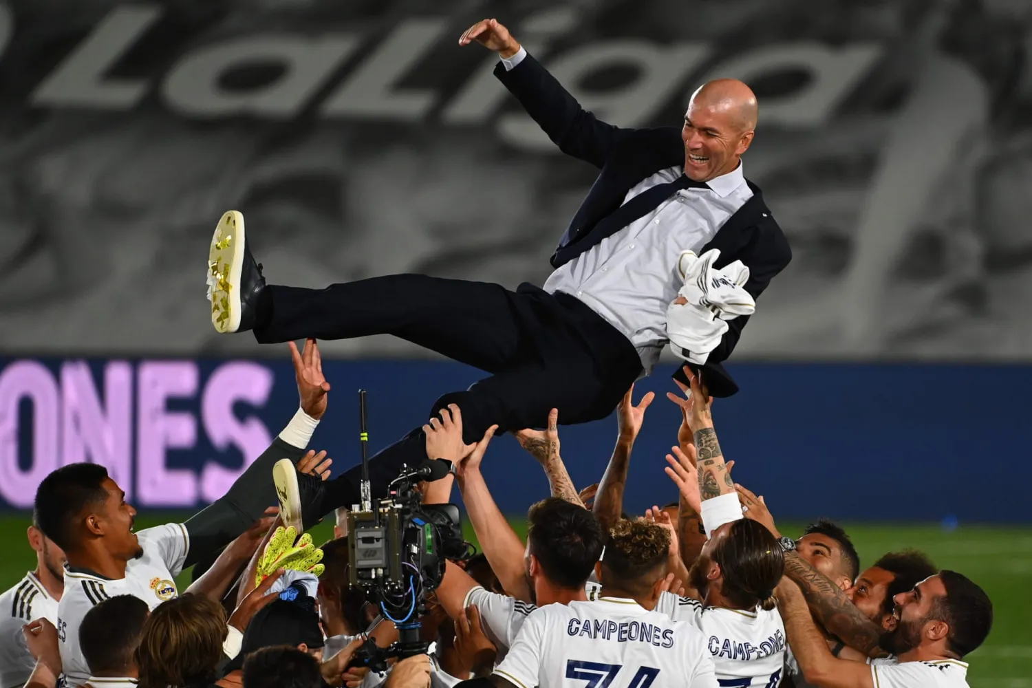 Real Madrid’s player toss coach Zinedine Zidane in the air after winning the Spanish title. | Gabriel Bouys/AFP/Getty Images