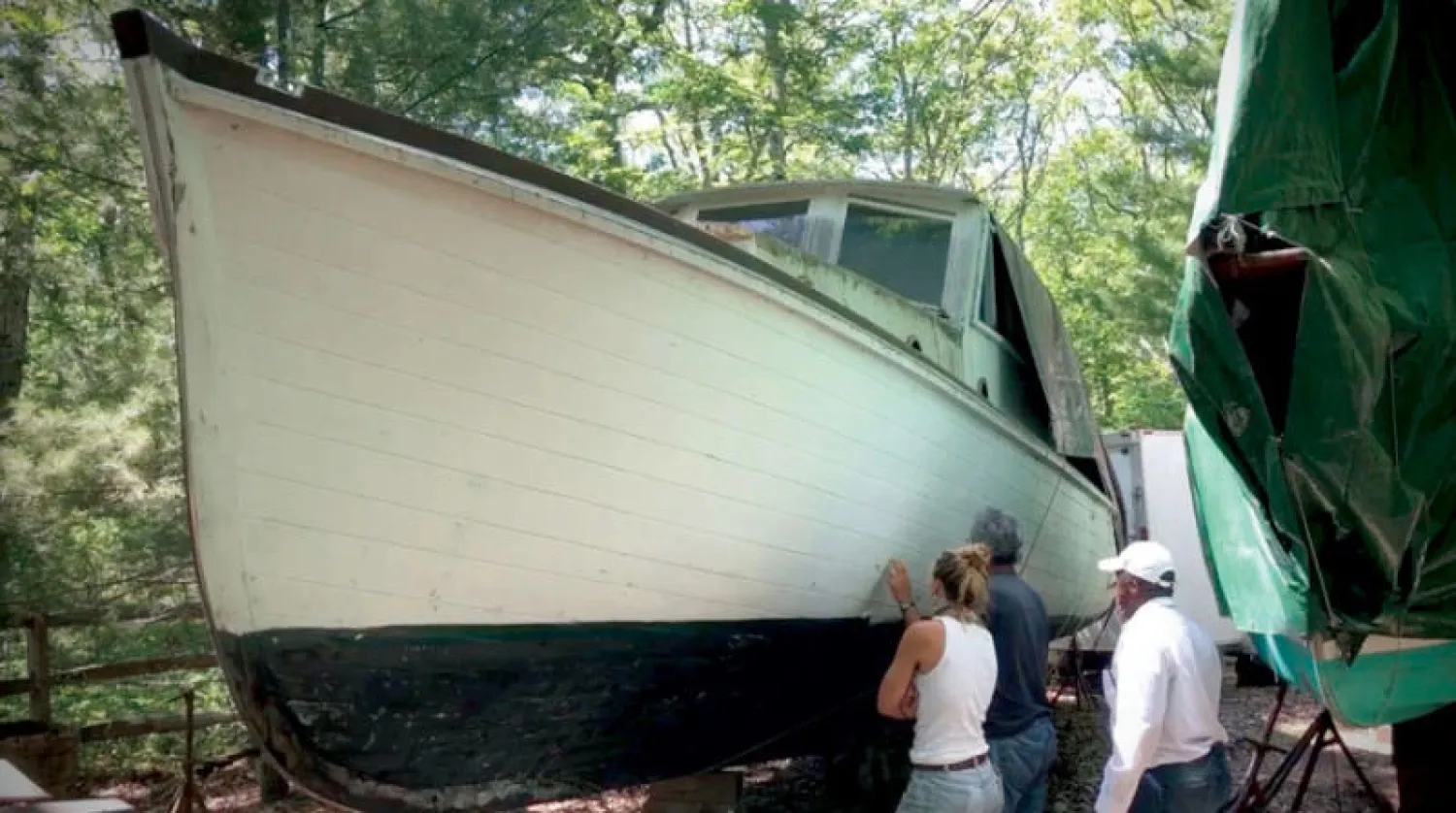 بعض القائمين على المشروع يتابعون بناء نسخة من القارب ( أوركا)