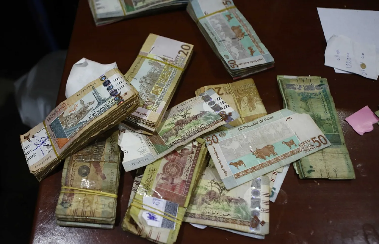 Sudanese banknotes are displayed at a foreign currency brokerage office in Khartoum, Oct. 7, 2018. (AFP)