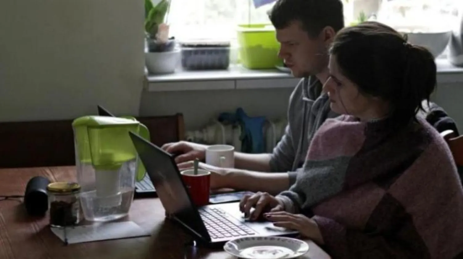 Salgından önce çalışırken kendilerini sürekli baskı altında hissedenlerin oranı yüzde 21 iken, salgın sırasında bu oran yüzde 15’e geriledi (Reuters-Arşiv)