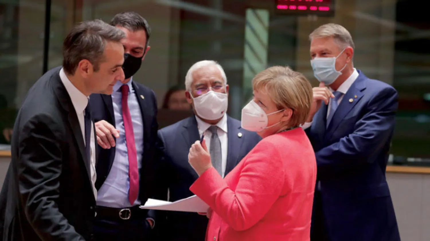 ميركل مع رئيس الوزراء اليوناني (يسار الصورة) خلال القمة الأوروبية (إ.ب.أ)