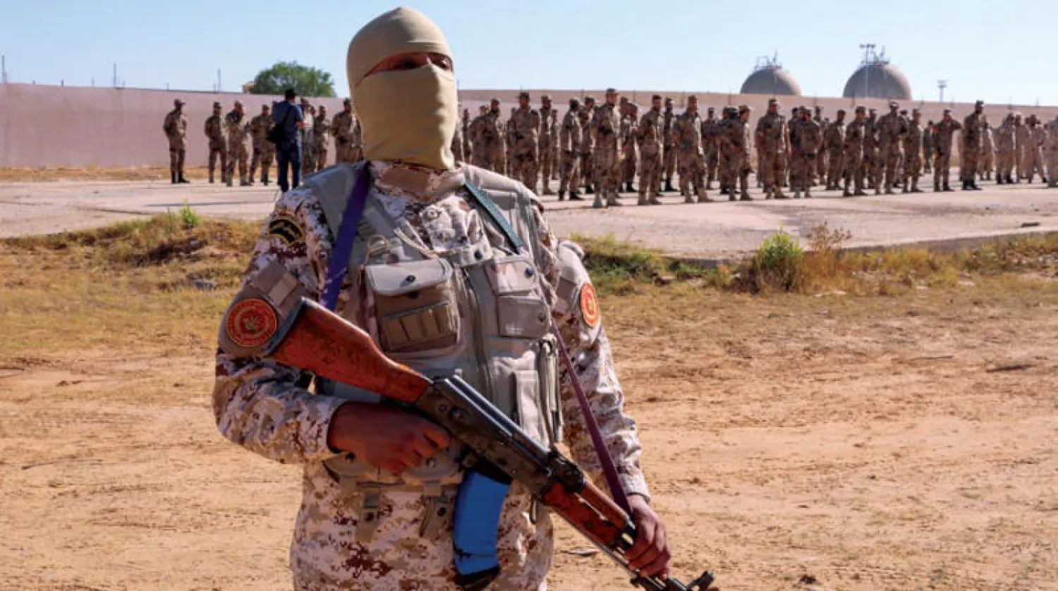 عناصر من «حرس المنشآت النفطية» الليبية أمام «مصفاة الزاوية» غرب العاصمة طرابلس أمس (رويترز)