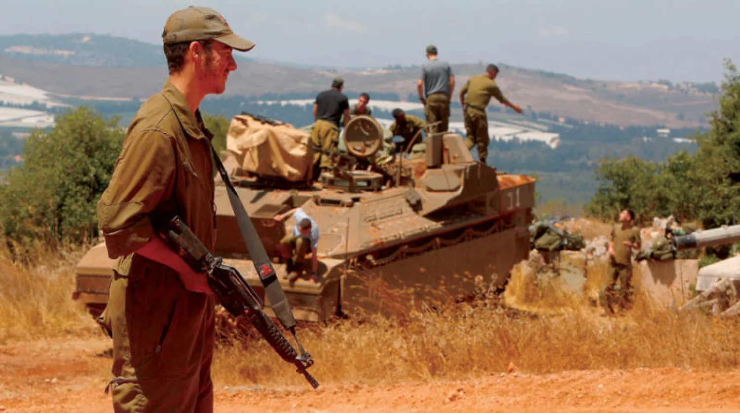 جنود إسرائيليون قرب الحدود مع لبنان أمس (أ.ف.ب)