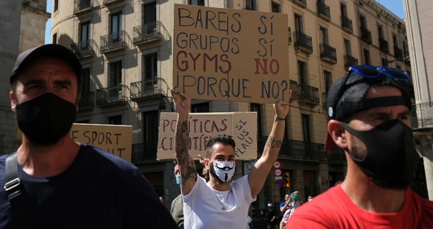 جانب من مظاهرة نظّمها موظفو الصالات الرياضية المغلقة في برشلونة أول من أمس (رويترز)