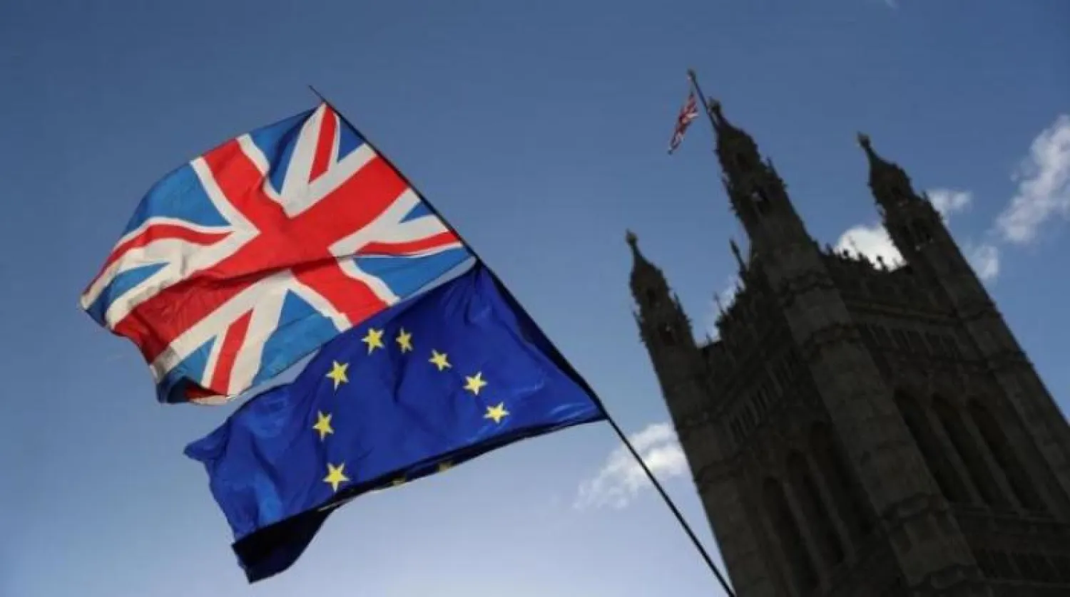 علما بريطانيا والاتحاد الأوروبي أمام البرلمان في لندن (أرشيفية - رويترز)