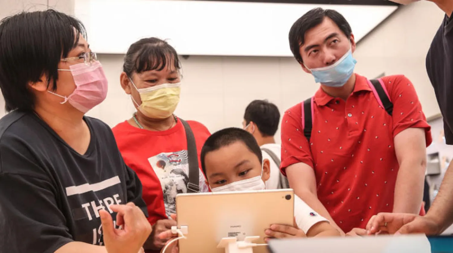 النساء بتن الوحيدات اللواتي يحملن اسم عائلة ذويهن (أ.ف.ب)