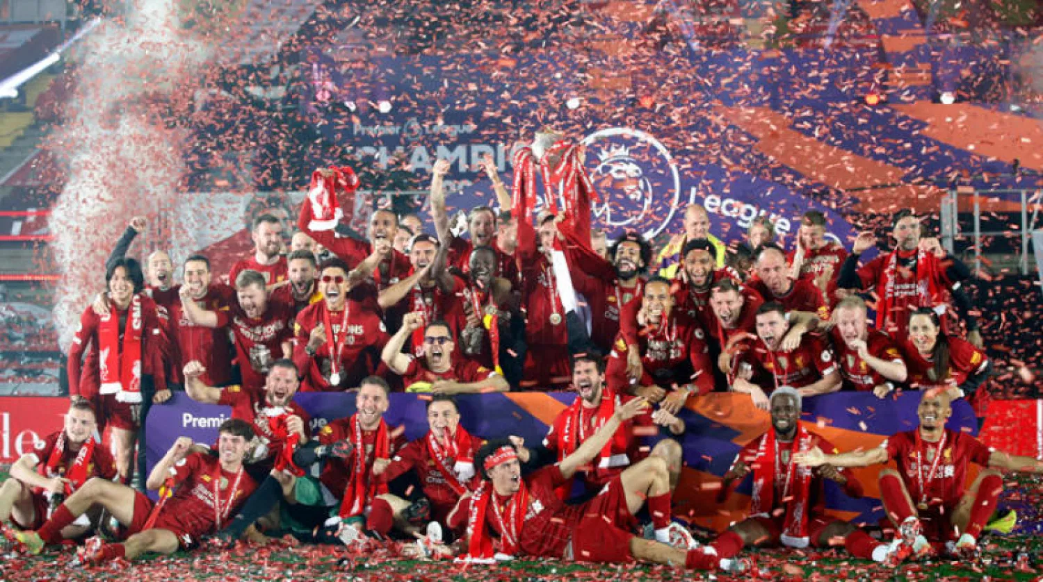 لاعبو ليفربول وجهازهم الفني احتفلوا باللقب بعد مهرجان أهداف أمام تشيلسي (رويترز)