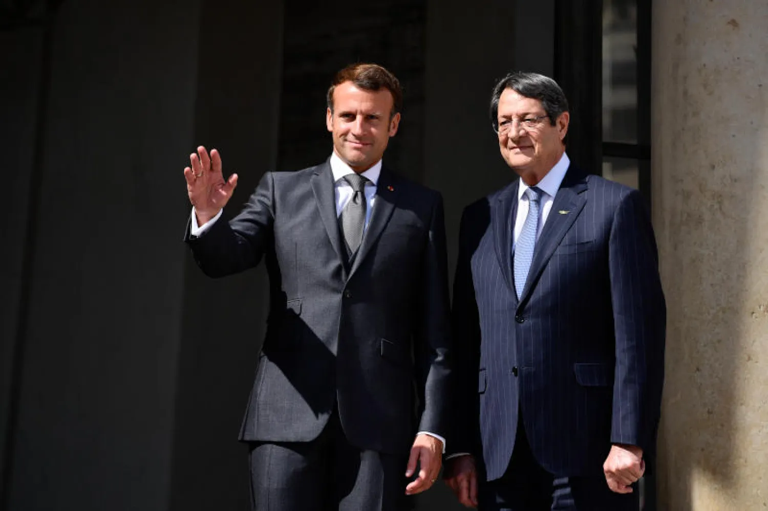 الرئيس الفرنسي إيمانويل ماكرون مع نظيره القبرصي نيكوس أناستاسيادس (د.ب.أ)