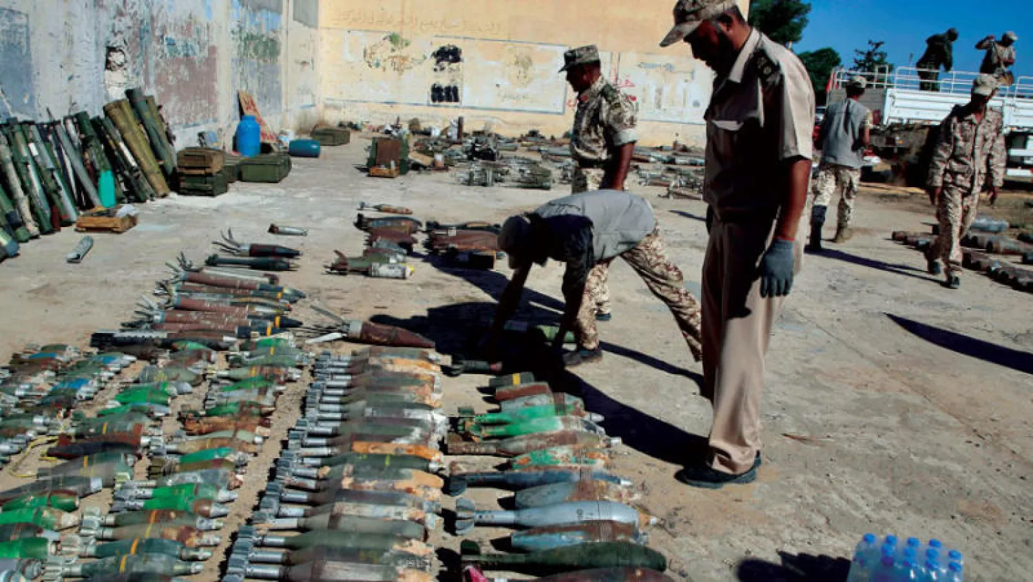 وصول السلاح والمتفجرات إلى طرفي النزاع عقبة حقيقية أمام وقف الحرب الليبية (إ.ب.أ)