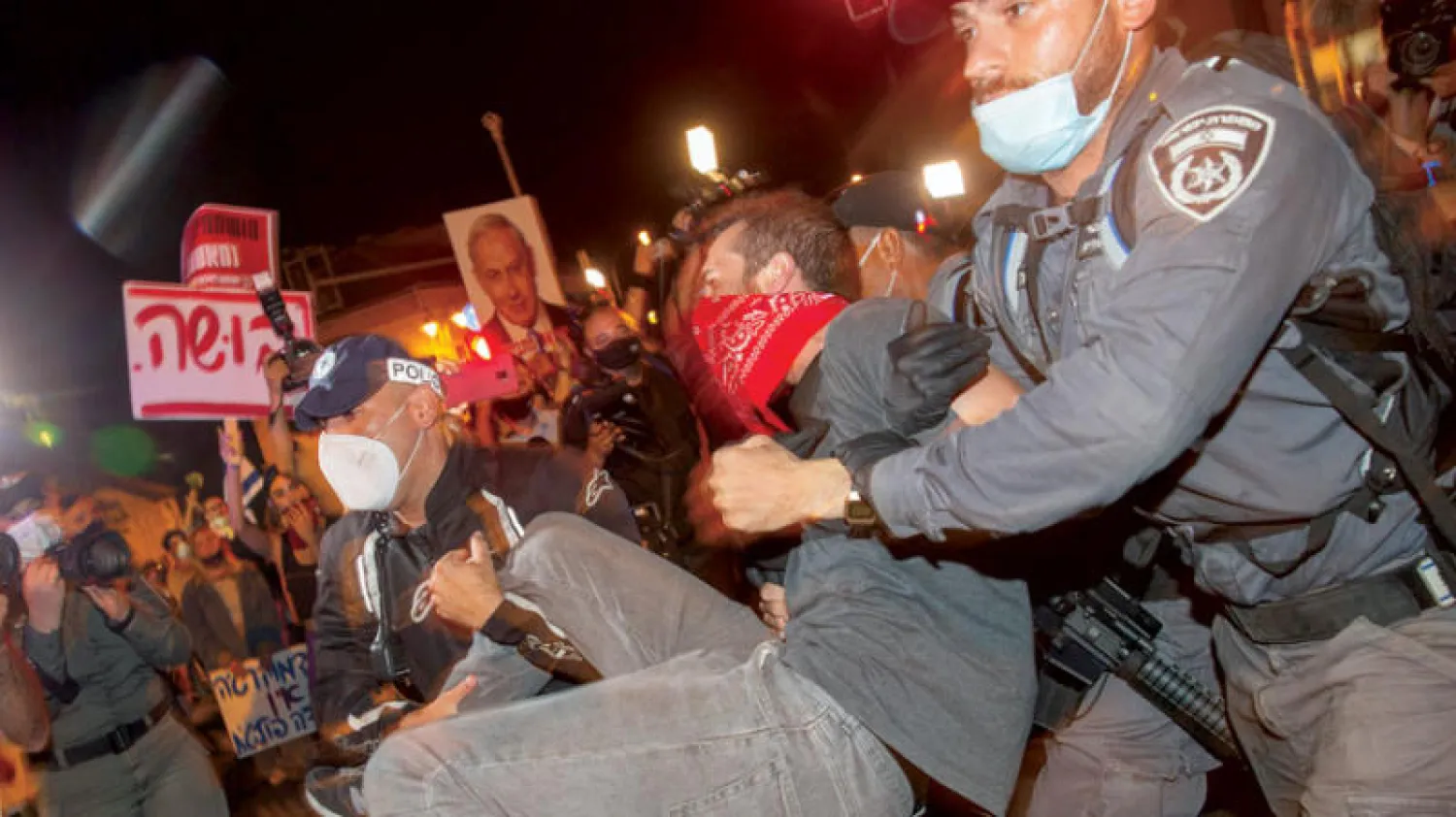 الشرطة تعتقل متظاهرين إسرائيليين ضد رئيس الوزراء نتنياهو أمام منزله في القدس (أ.ب)