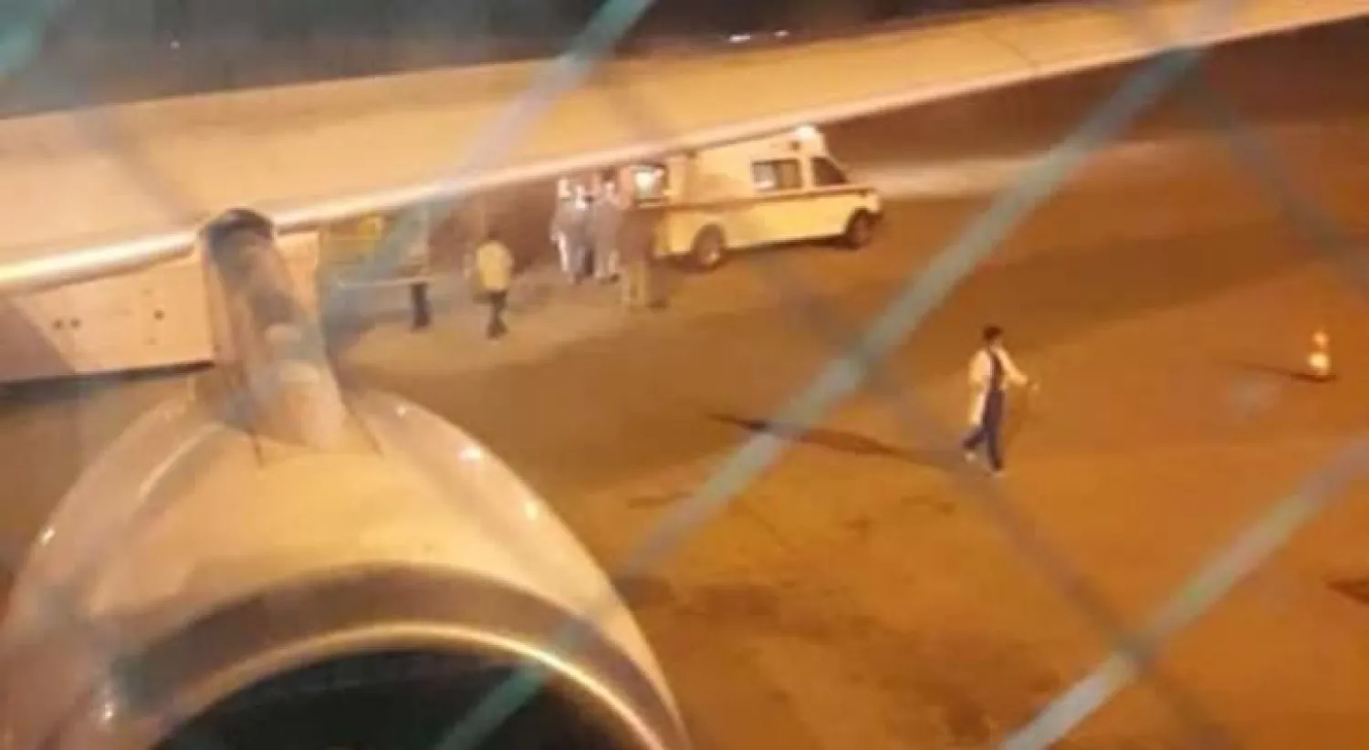 جانب من جناح الطائرة الإيرانية بعد هبوطها في بيروت