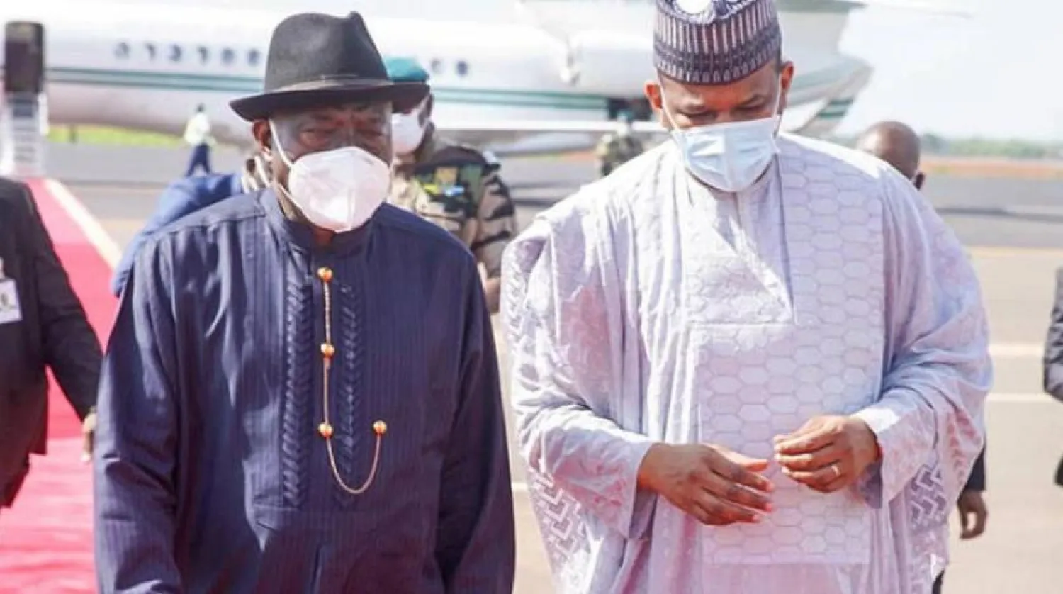 Mali Başbakanı Boubou Cisse, arabuluculuğa öncülük eden Nijerya Cumhurbaşkanı Goodluck Jonathan ile birlikte (Reuters)