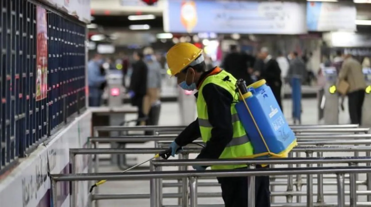 Kahire metrosundaki bir istasyonu sterilize eden bir çalışan (Reuters - Arşiv)