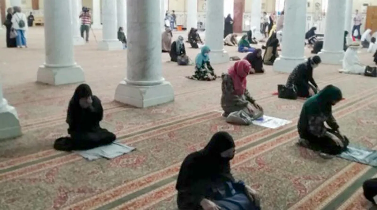 حرص على إجراءات التباعد داخل مصلى النساء بمسجد «السيدة زينب» (من موقع الأوقاف)