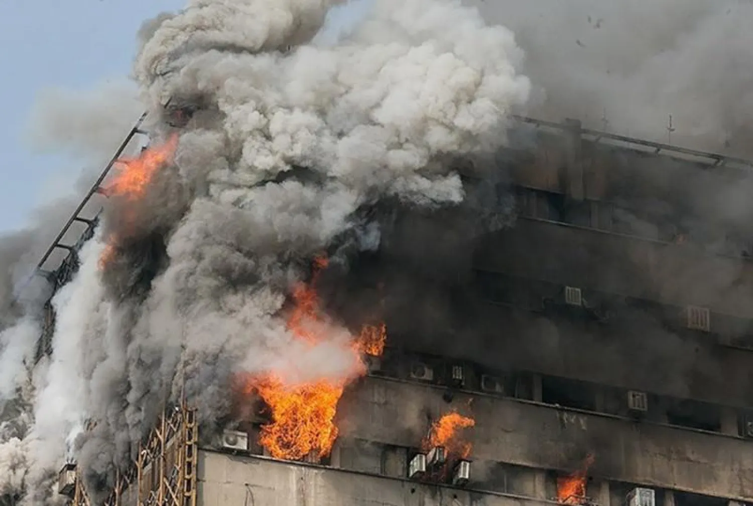 اندلاع حريق في مبنى بطهران (أرشيف - رويترز)