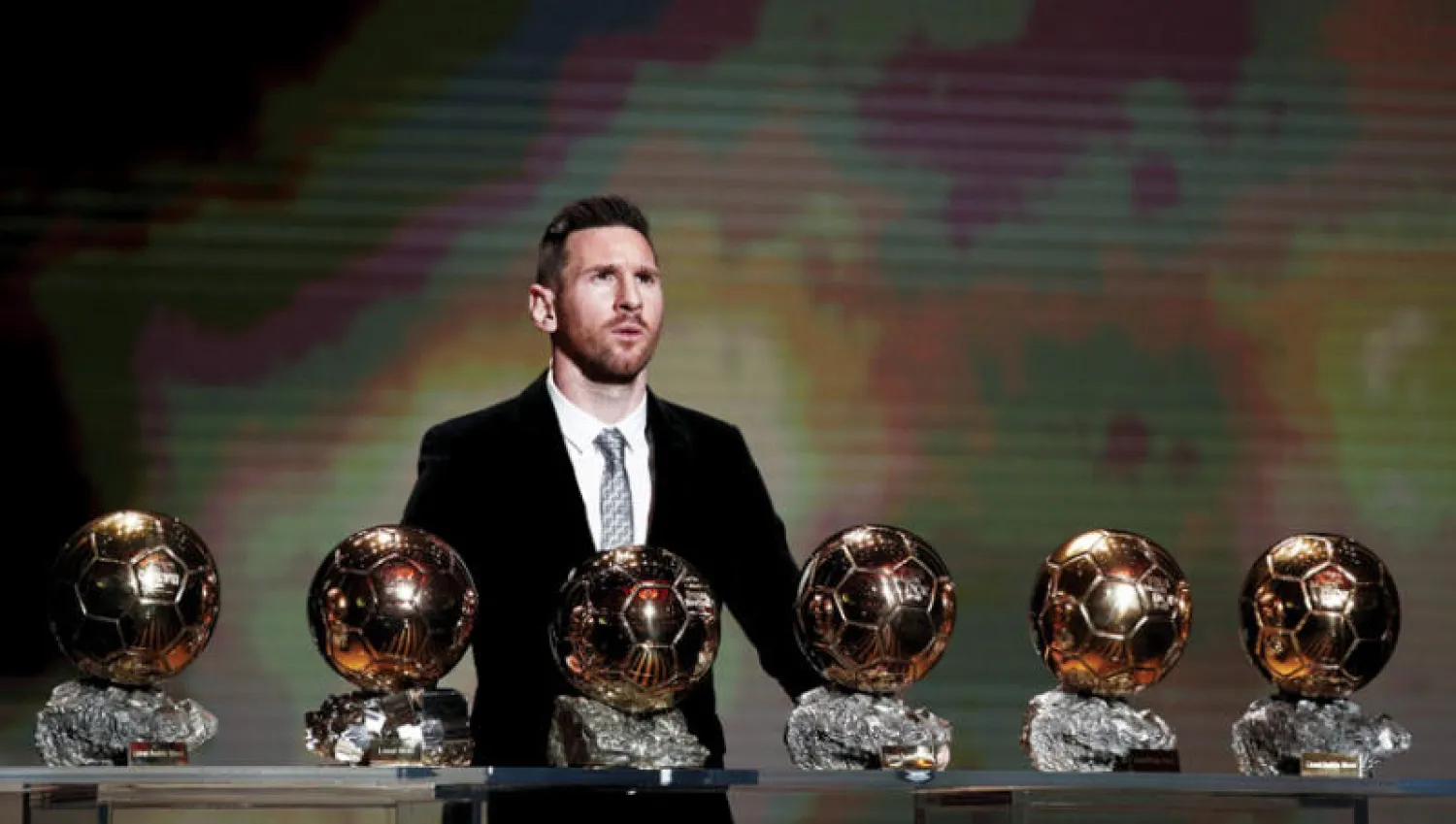 الجدل يثار حول ميسي الفائز بست كرات ذهبية لأفضل لاعب بالعالم (إ.ب.أ)