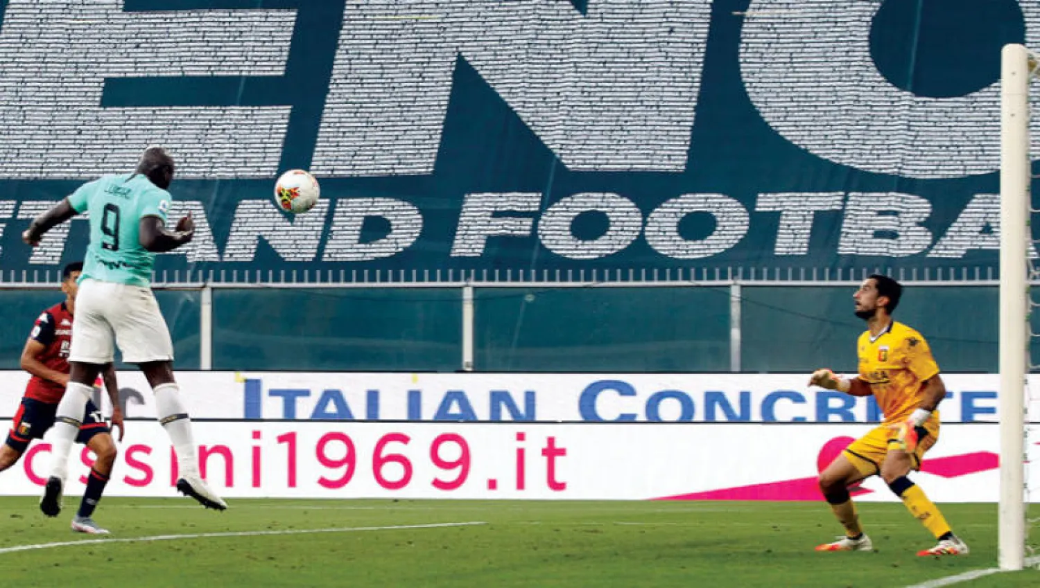 لوكاكو نجم الإنتر يسجل برأسه هدفه الثاني في مرمى جنوا (أ.ب)